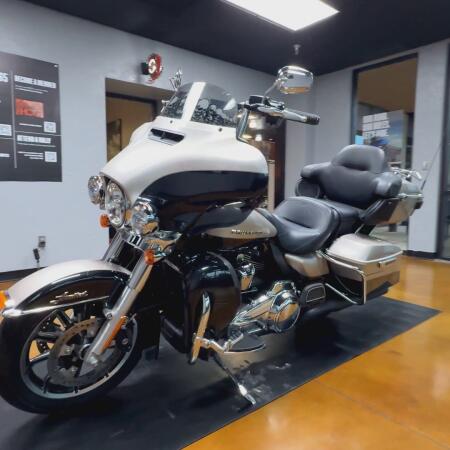 2018 Harley-Davidson® Ultra Limited Silver Fortune/Black Tempest thumb 3