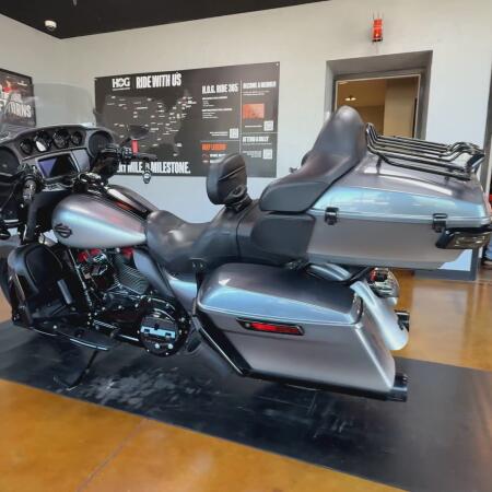2019 Harley-Davidson® CVO™ Limited Magnetic Gray Fade thumb 3