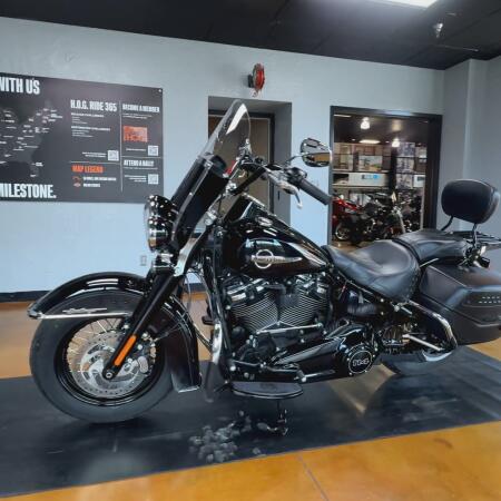 2019 Harley-Davidson® Heritage Classic 114 Vivid Black thumb 2