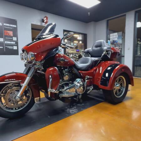 2024 Harley-Davidson® Tri Glide® Ultra Red Rock / Vivid Black thumb 3