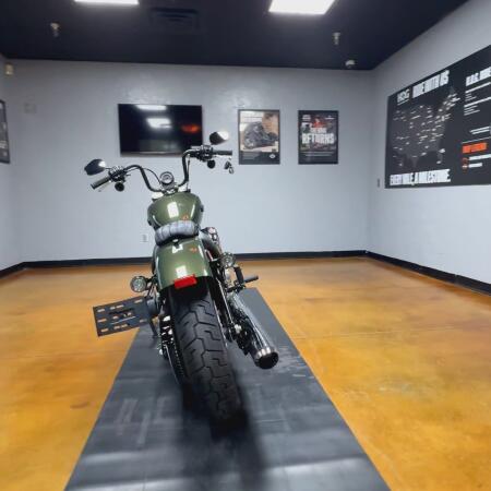 2026 Harley-Davidson® Street Bob® Olive Steel Metallic Chrome Cast Wheels thumb 0