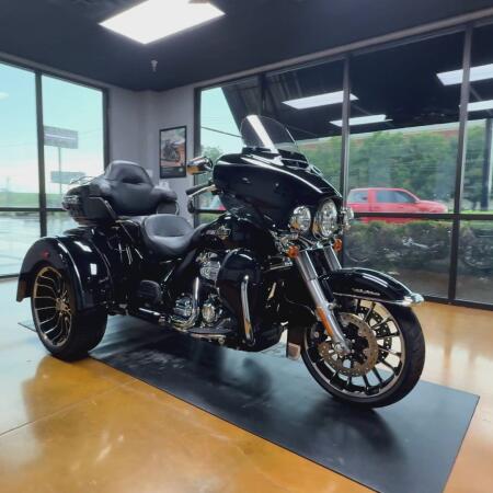 2025 Harley-Davidson® Tri Glide® Ultra Vivid Black thumb 3