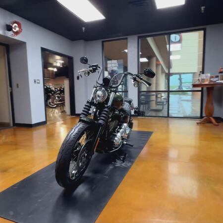 2026 Harley-Davidson® Street Bob® Olive Steel Metallic Chrome Cast Wheels thumb 3