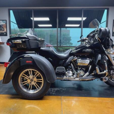 2019 Harley-Davidson® Tri Glide® Ultra Vivid Black thumb 0
