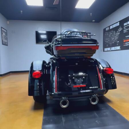 2017 Harley-Davidson® Tri Glide® Ultra Black thumb 2