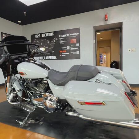 2025 Harley-Davidson® Street Glide® Billiard Gray thumb 3