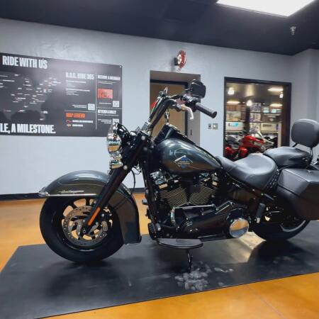 2025 Harley-Davidson® Heritage Classic Iron Horse Metallic Black Trim thumb 2