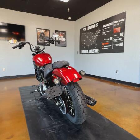 2026 Harley-Davidson® Street Bob® Brilliant Red Chrome Cast Wheels thumb 2