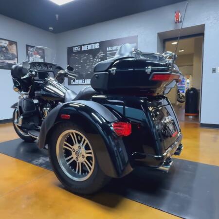 2019 Harley-Davidson® Tri Glide® Ultra Vivid Black thumb 3