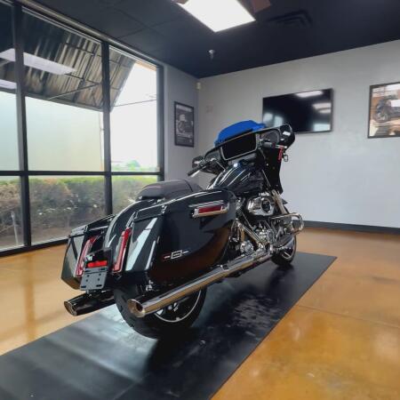 2026 Harley-Davidson® Street Glide® Midnight Ember Chrome Trim thumb 1