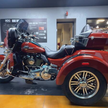 2024 Harley-Davidson® Tri Glide® Ultra Red Rock / Vivid Black thumb 2