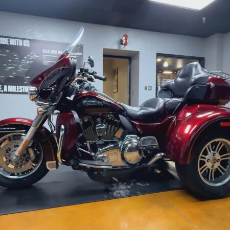 2015 Harley-Davidson® Tri Glide® Ultra Two-Tone Mysterious Red Sunglo/Blackened Cayenne Sunglo thumb 2