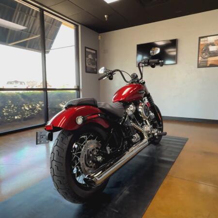 2026 Harley-Davidson® Street Bob® Brilliant Red Chrome Cast Wheels thumb 1