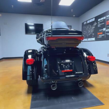 2023 Harley-Davidson® Tri Glide® Ultra Vivid Black thumb 2