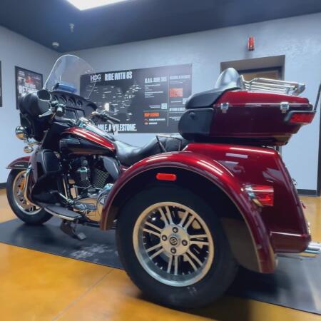 2015 Harley-Davidson® Tri Glide® Ultra Two-Tone Mysterious Red Sunglo/Blackened Cayenne Sunglo thumb 1