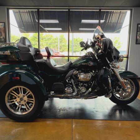 2024 Harley-Davidson® Tri Glide® Ultra Alpine Green / Vivid Black thumb 0