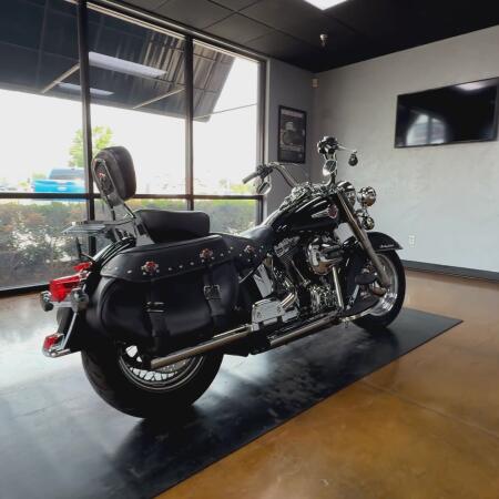 2016 Harley-Davidson® Heritage Softail® Classic Vivid Black thumb 1