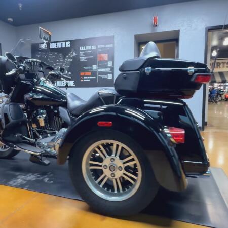 2023 Harley-Davidson® Tri Glide® Ultra Vivid Black thumb 3