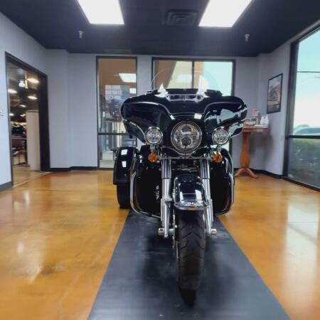 2025 Harley-Davidson® Tri Glide® Ultra Vivid Black thumb 2