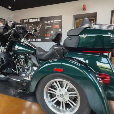 2024 Harley-Davidson® Tri Glide® Ultra Alpine Green / Vivid Black thumb 3
