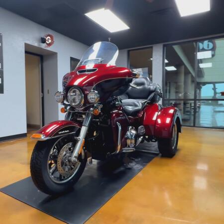 2015 Harley-Davidson® Tri Glide® Ultra Two-Tone Mysterious Red Sunglo/Blackened Cayenne Sunglo thumb 3
