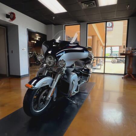 2019 Harley-Davidson® Ultra Limited Midnight Blue/Barracuda Silver thumb 3