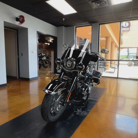 2019 Harley-Davidson® Heritage Classic 114 Vivid Black thumb 3