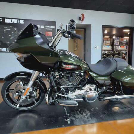 2026 Harley-Davidson® Road Glide® Olive Gold/Black Tempest thumb 2