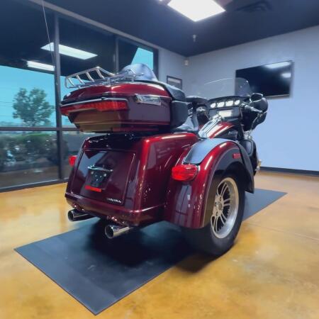 2015 Harley-Davidson® Tri Glide® Ultra Mysterious Red Sunglo thumb 2