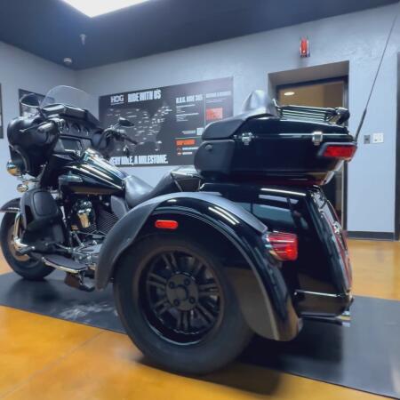 2017 Harley-Davidson® Tri Glide® Ultra Black thumb 3