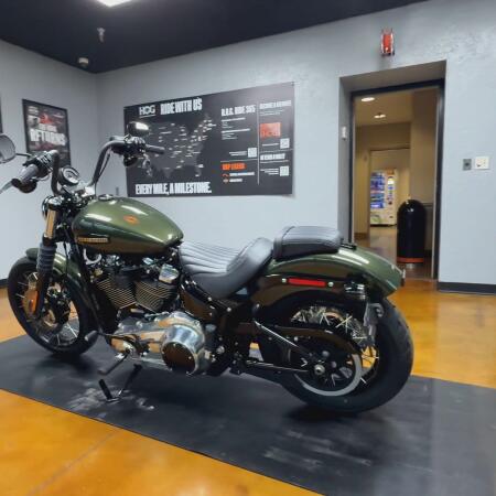 2026 Harley-Davidson® Street Bob® Olive Steel Metallic Chrome Cast Wheels thumb 1