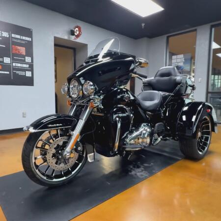 2025 Harley-Davidson® Tri Glide® Ultra Vivid Black thumb 1