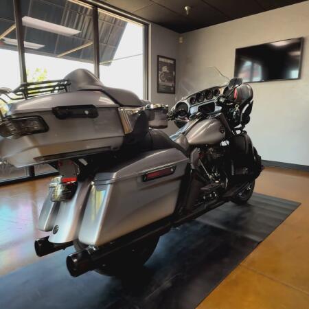 2019 Harley-Davidson® CVO™ Limited Magnetic Gray Fade thumb 1