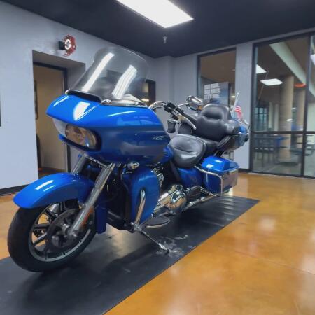 2018 Harley-Davidson® Road Glide® Ultra Electric Blue thumb 2