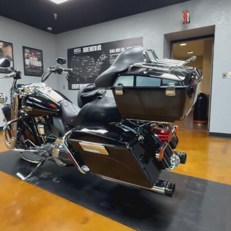 2011 Harley-Davidson® Road King® Classic BLACK W/PINSTRIPE thumb 3