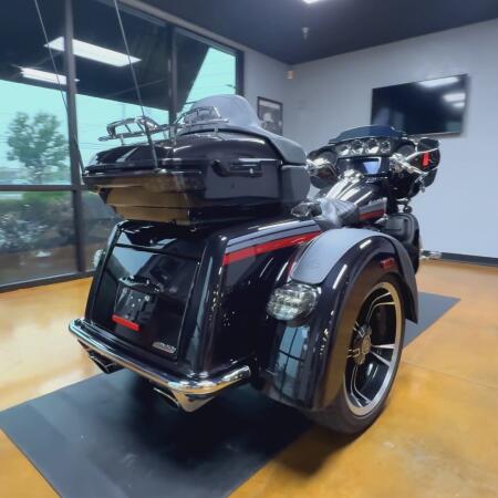 2020 Harley-Davidson® CVO™ Tri Glide® Black Stardust w/ Magnetic Gray & Wicked Red thumb 1