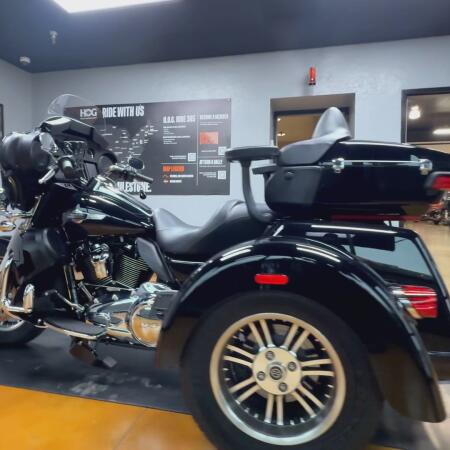 2024 Harley-Davidson® Tri Glide® Ultra Vivid Black thumb 3