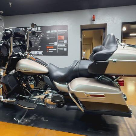 2018 Harley-Davidson® Ultra Limited Silver Fortune/Black Tempest thumb 2