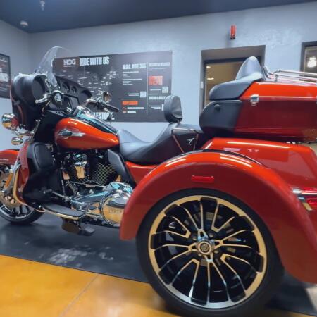 2025 Harley-Davidson® Tri Glide® Ultra Whiskey Fire / Vivid Black thumb 3