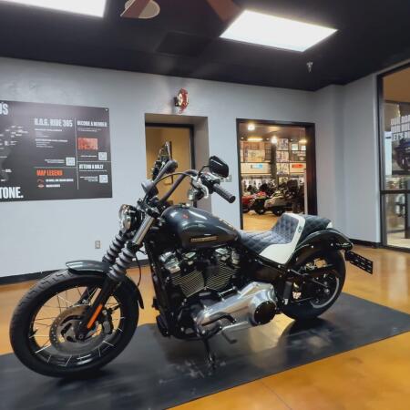 2025 Harley-Davidson® Street Bob® Iron Horse Metallic w/Cast Wheels thumb 2