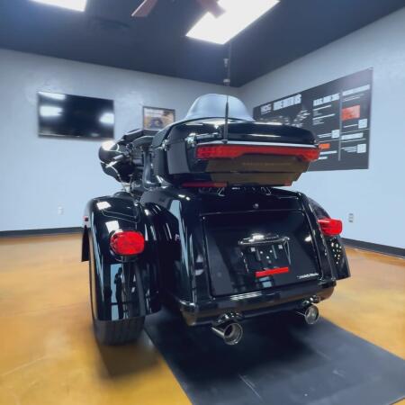 2024 Harley-Davidson® Tri Glide® Ultra Vivid Black thumb 2