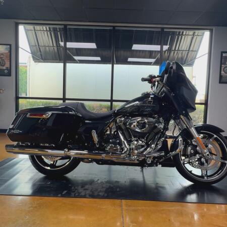 2026 Harley-Davidson® Street Glide® Midnight Ember Chrome Trim thumb 0