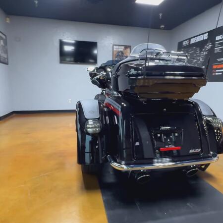 2020 Harley-Davidson® CVO™ Tri Glide® Black Stardust w/ Magnetic Gray & Wicked Red thumb 2