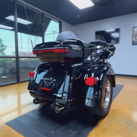 2024 Harley-Davidson® Tri Glide® Ultra Vivid Black thumb 1