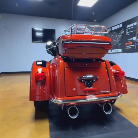 2025 Harley-Davidson® Tri Glide® Ultra Whiskey Fire / Vivid Black thumb 2