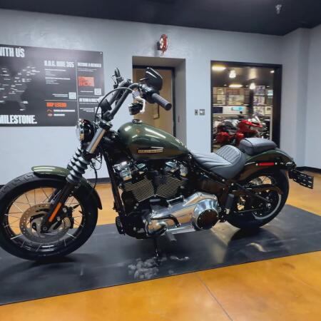 2026 Harley-Davidson® Street Bob® Olive Steel Metallic Chrome Cast Wheels thumb 2