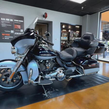 2019 Harley-Davidson® Ultra Limited Midnight Blue/Barracuda Silver thumb 2