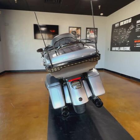 2019 Harley-Davidson® CVO™ Limited Magnetic Gray Fade thumb 2