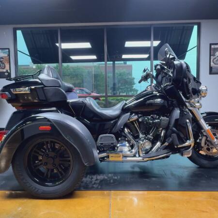 2017 Harley-Davidson® Tri Glide® Ultra Black thumb 0