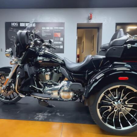 2025 Harley-Davidson® Tri Glide® Ultra Vivid Black thumb 0